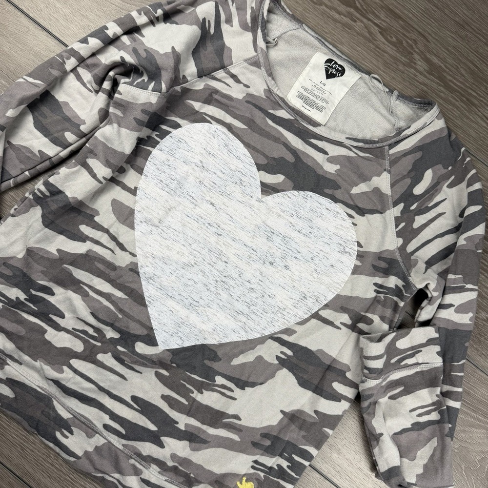 Express Women's Love Big Heart Graphic‎ Camo Long Sleeve Shirt Grey Size Large